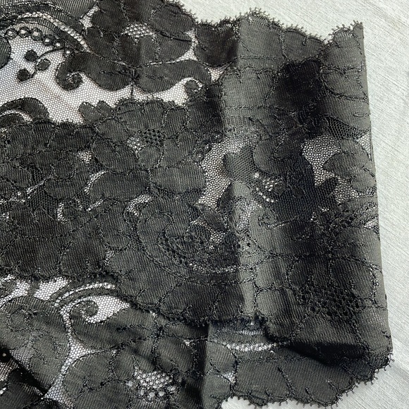 Vintage Black Lace Mantilla Veil – Spanish Style Floral Triangular Shawl - Picture 6 of 16